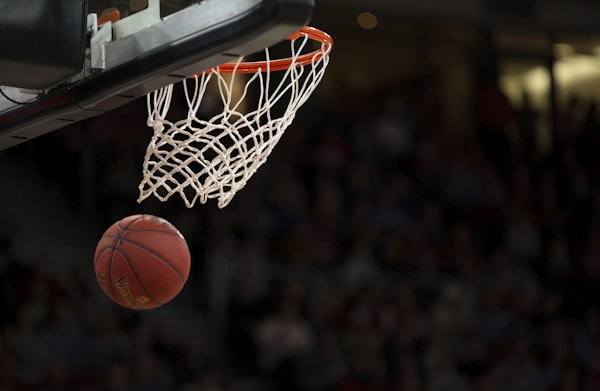 NBA洛杉矶湖人队与金州勇士队激烈比赛画面